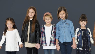 çok kültürlü okul çocukları birlikte