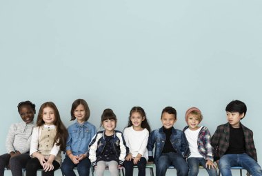 sandalye üzerinde oturan çocuk