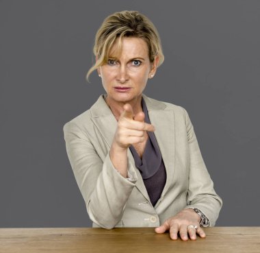 Ciddi olgun bir iş kadını.