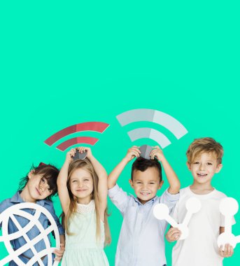  Teknoloji sembolleri tutan çocuk