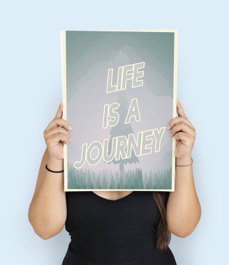 Kadın afişini tutar