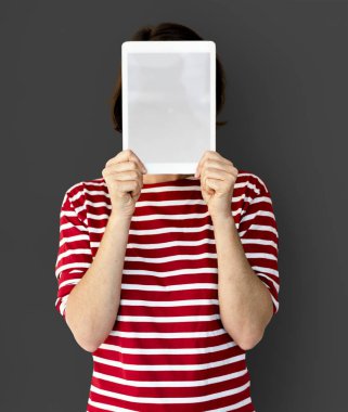Dijital Tablet ile yüz kapsayan kadın