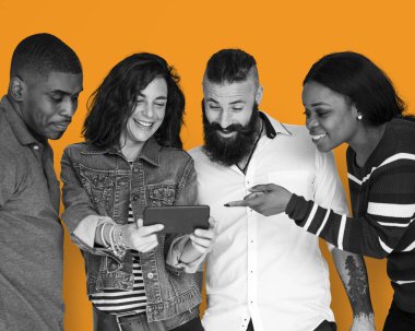 Arkadaşlar Smartphone kullanarak