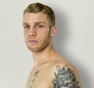 Gömleksiz dövmeli adam