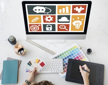 tasarımcı grafik tablası üzerinde çizim