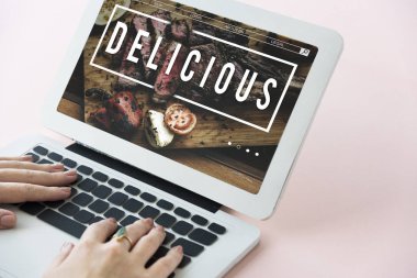 Dizüstü bilgisayarda yazan kadın klavyesi