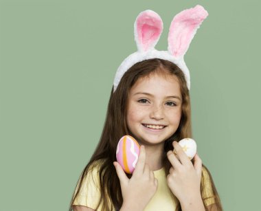 Paskalya yumurtaları ile güzel kız