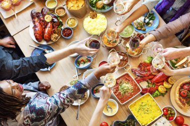 İnsanlar çeşitli gıda zevk