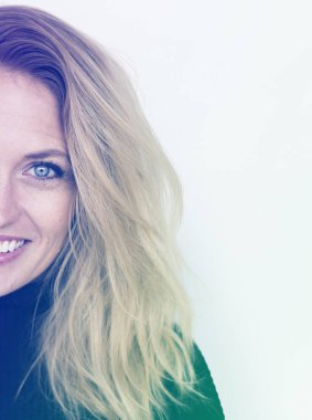 Güzel Sarışın Kadın