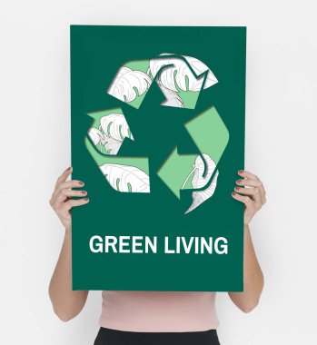 kadın holding afiş elinde