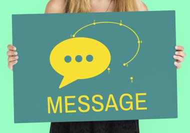 Kadın afişini tutar