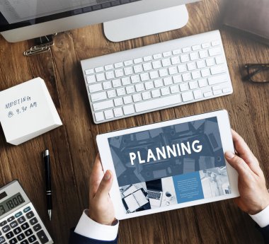 Dijital tablet kullanan işadamı 