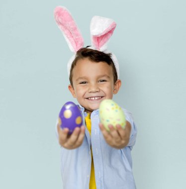 Paskalya yumurtaları ile boy gülümseyerek
