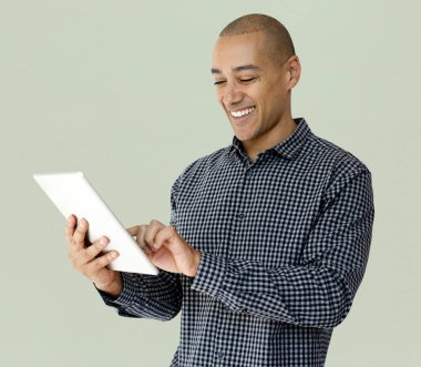 Dijital tablet kullanan adam