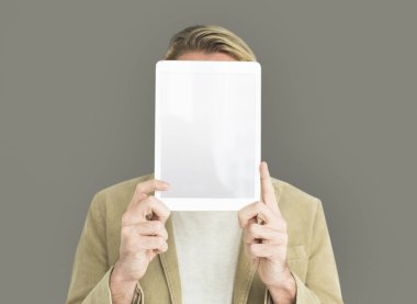 Dijital tablet kapsayan yüz tutan adam 