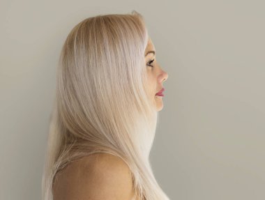 Çekici sarışın kadın.