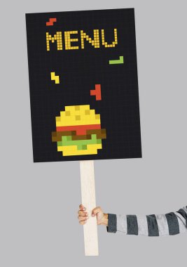 insanın el afişini tutar 