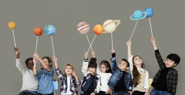 Çocuk güneş sistemi tutan