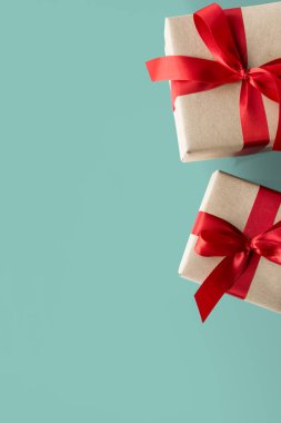  kırmızı kurdele ile sarılmış hediyeler