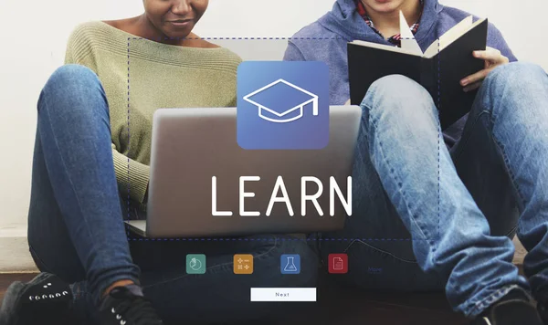 A diákok tanulási laptop és könyv — Stock Fotó