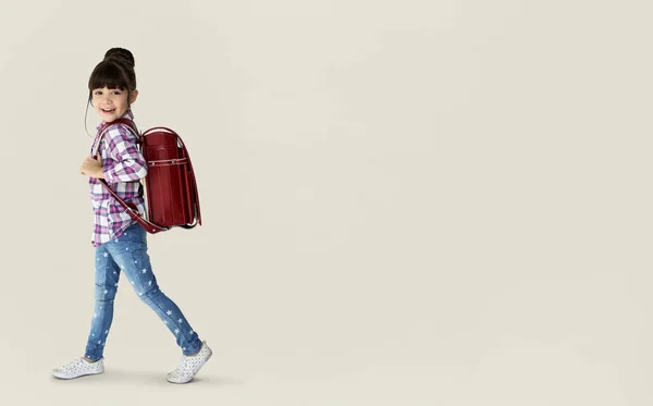 Menina bonito com mochila — Fotografia de Stock