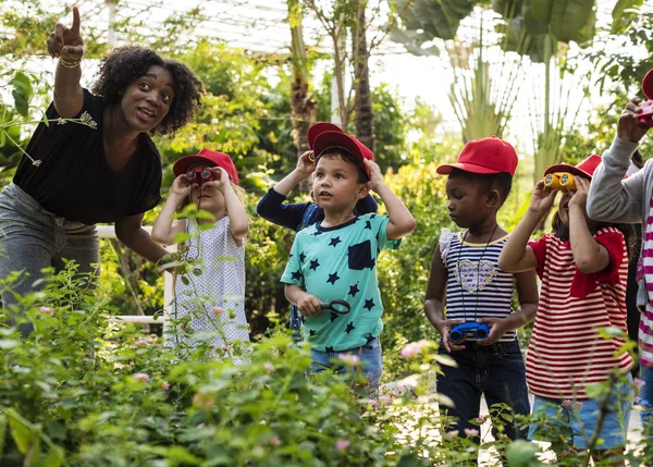 Estudiantes pequeños que aprenden botánica —  Fotos de Stock