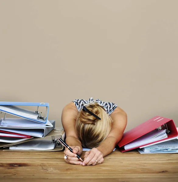 Utmattad kvinnlig arbetstagare handpåläggning tabell — Stockfoto