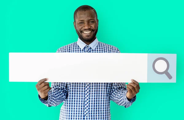 Africano hombre sosteniendo barra de búsqueda — Foto de Stock