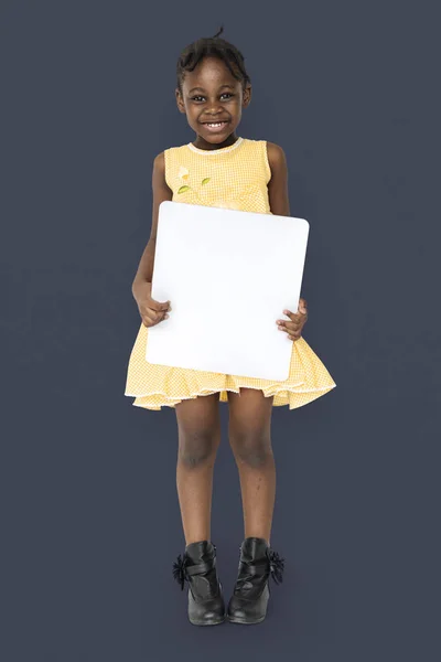 Menina segurando cartaz em branco — Fotografia de Stock