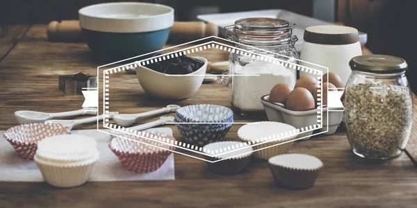 Keukentafel met voedingsmiddelen en nieuwe voedselingrediënten — Stockfoto