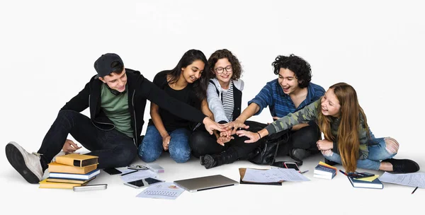Studenten sammeln Hand in Hand — Stockfoto