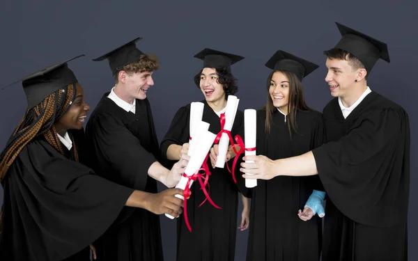 Studenci posiadający dyplomy — Zdjęcie stockowe
