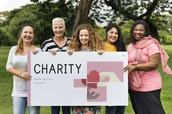 Vijf glimlachende vrouwen houden van de banner — Stockfoto