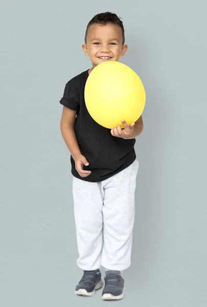 Хлопчик з жовтою кулькою — стокове фото