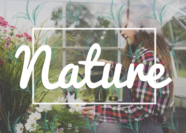 Mulher regando flores em estufa — Fotografia de Stock