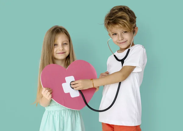 Gyerekek hallgatta a sztetoszkóp szív — Stock Fotó
