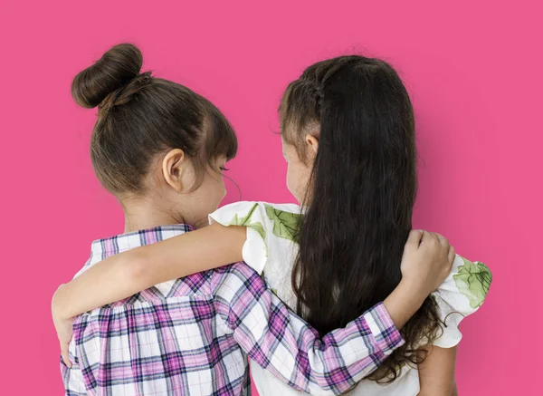 Dvě dívky objímat — Stock fotografie