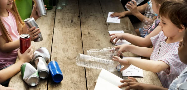 Niños aprendiendo a separar la basura —  Fotos de Stock