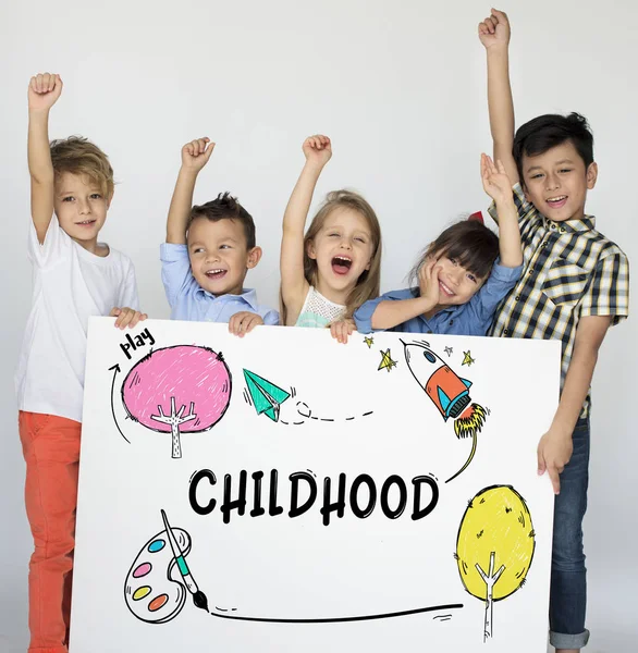 Crianças segurando banner — Fotografia de Stock