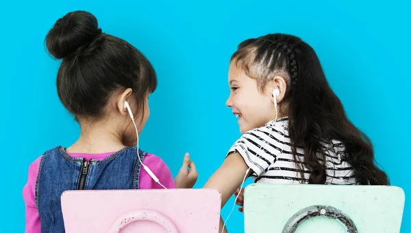 Zwei Mädchen hören Musik — Stockfoto