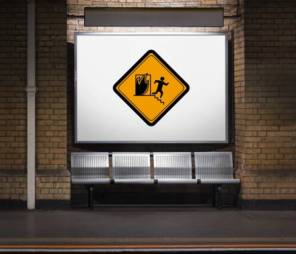 Busshållplats med säten och reklam styrelse — Stockfoto