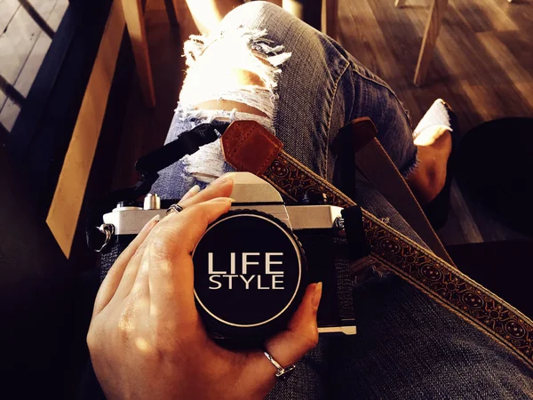 Traveler woman holding camera — Stock Photo, Image