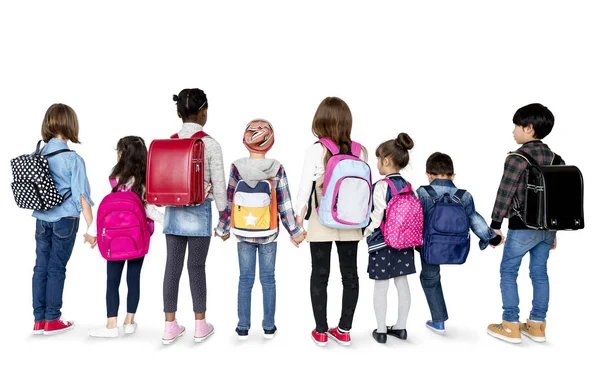 Bambini di scuola in piedi in fila — Foto Stock