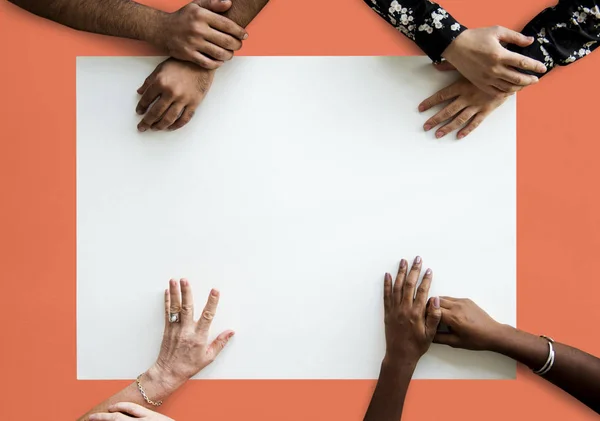 Personas sentadas en la tarjeta en blanco — Foto de Stock