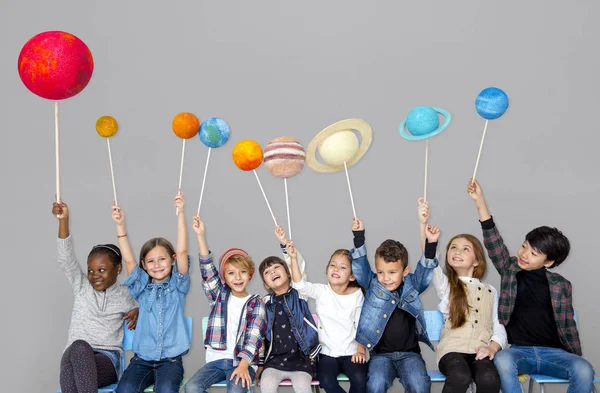 Niños sosteniendo el sistema solar —  Fotos de Stock