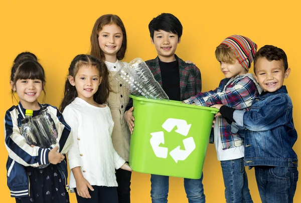 Kinder mit Wertstofftonne und Plastikflaschen — Stockfoto