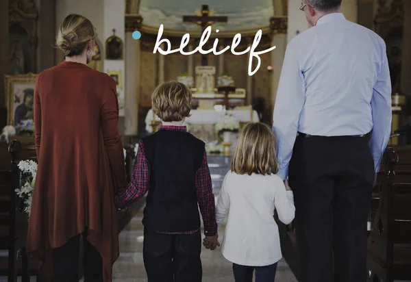 Familie bidden in de kerk — Stockfoto