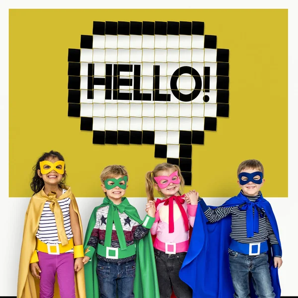Barnen i super hjälten kostymer — Stockfoto