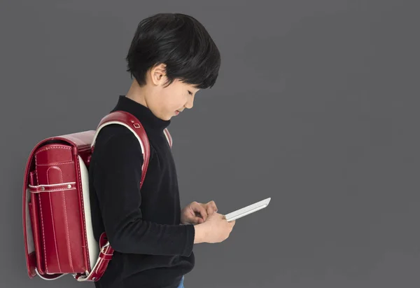 Asiático criança com mochila — Fotografia de Stock