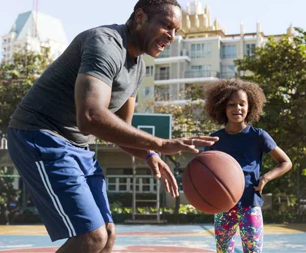 Pai jogando basquete com a filha — Fotografia de Stock